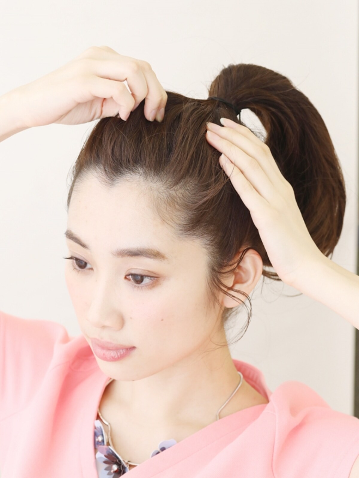 トップの髪を引き出す【高めの位置のお団子アレンジ】