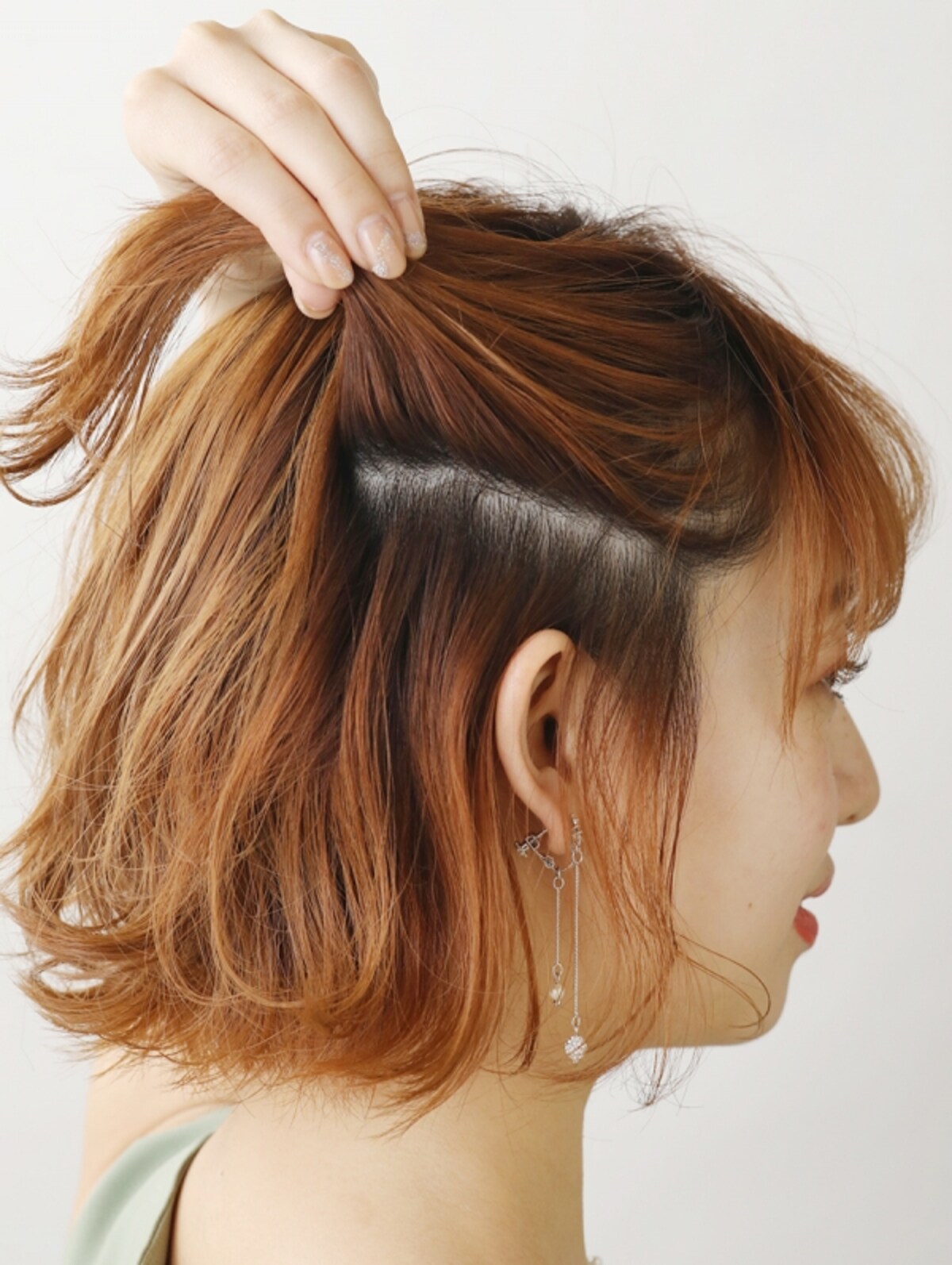 眉の高さを目安に、耳上の髪をとる【アシメントリーショートヘアアレンジ】