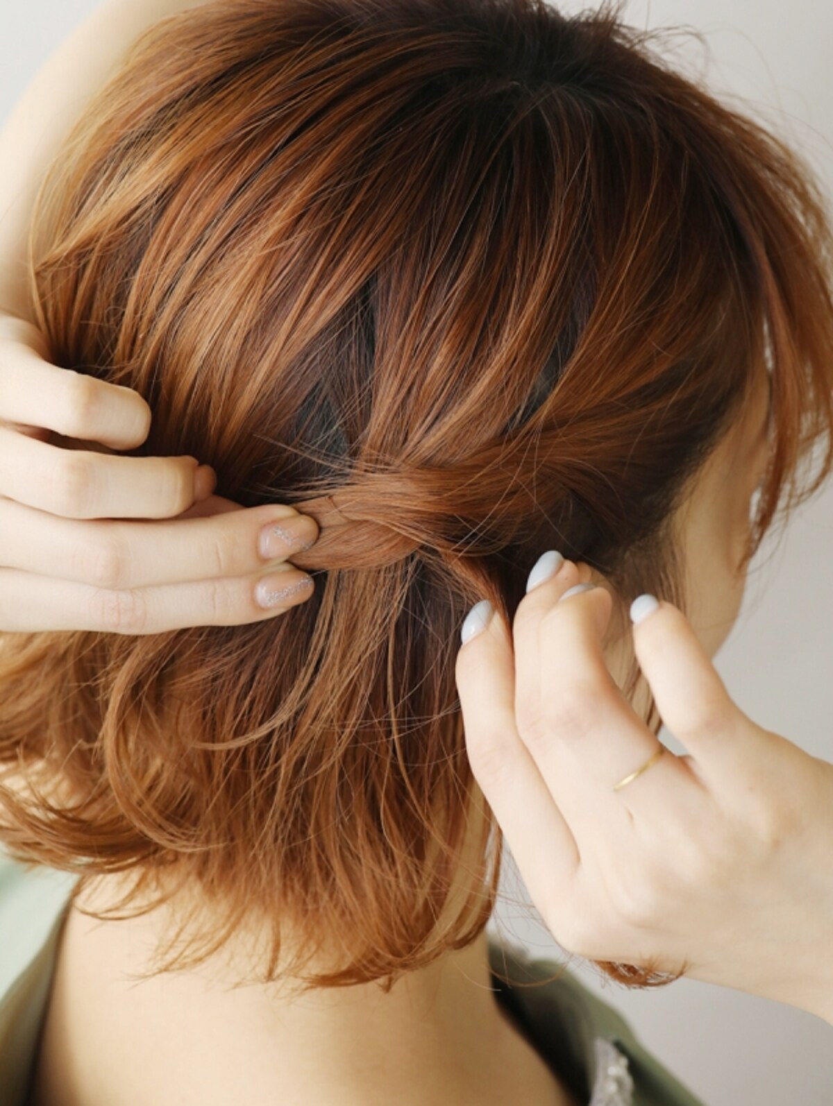 ねじり編みにする【アシンメトリーショートヘアアレンジ】
