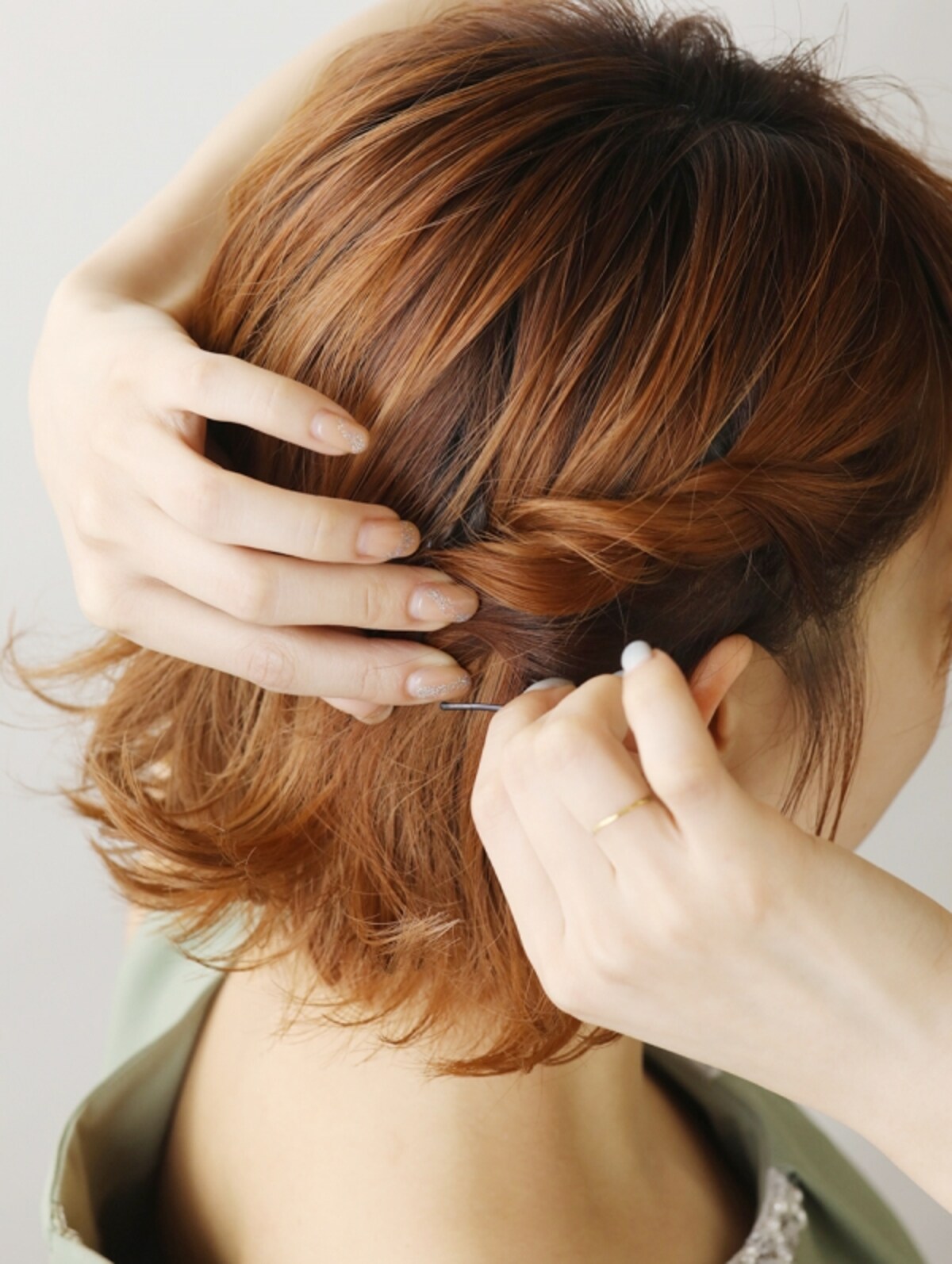 耳の後ろで毛先をピンで留める【アシンメトリーショートヘアアレンジ】