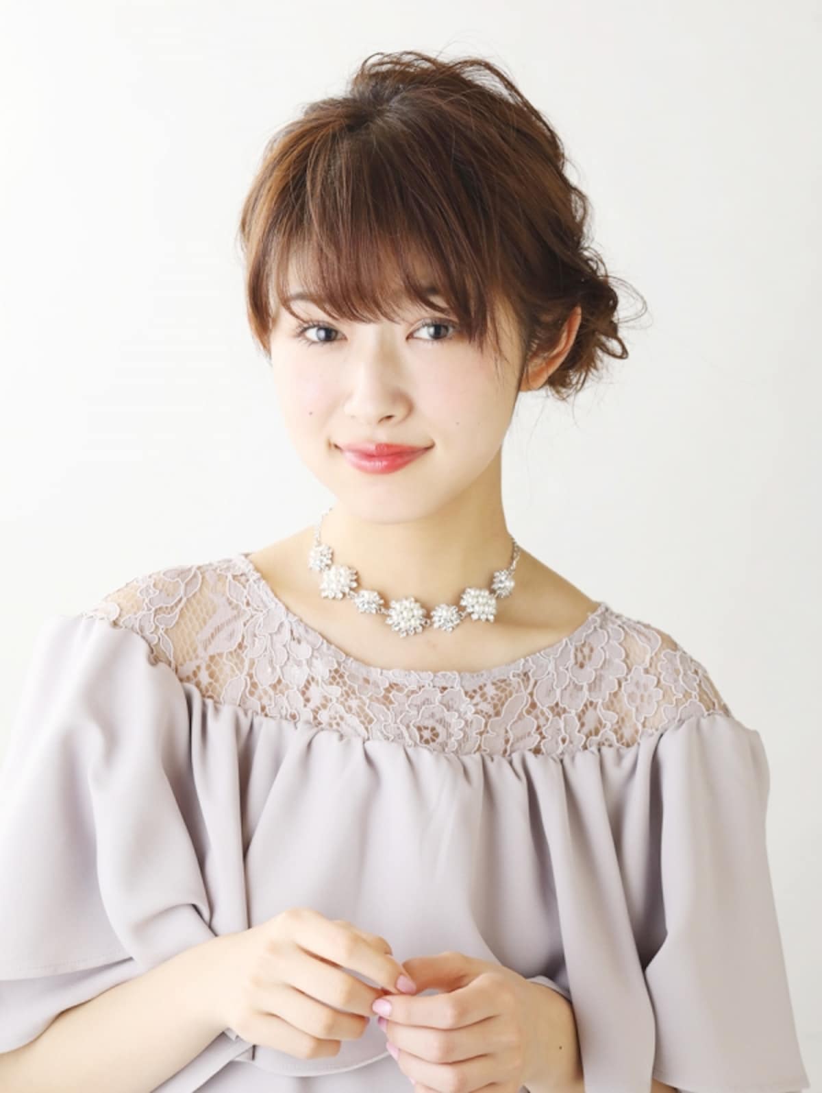 ロングヘアを低めにまとめたお団子ヘアアレンジ