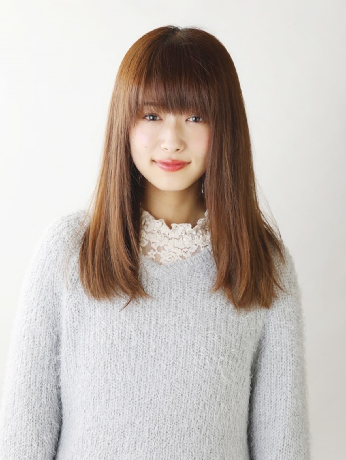 胸元にかかるロングヘア