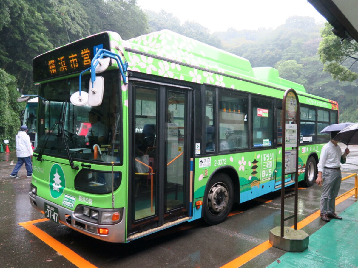 三溪園正面入口横にバス停がある《ぶらり三溪園BUS》。土日祝のみ、1日6便運行（2016年9月24日撮影）