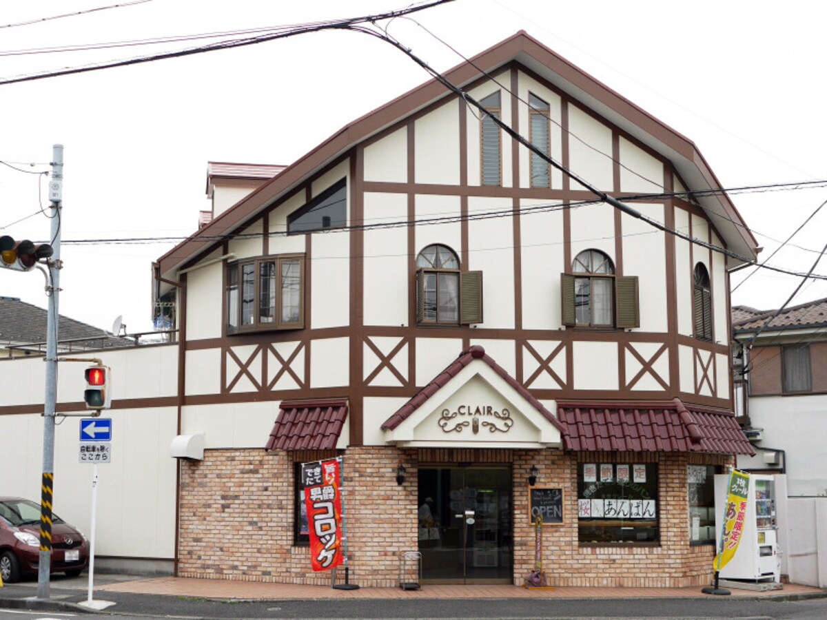 バス停近くにあるパン店「本牧クレール」は、桜の時期に販売する桜あんぱんやコロッケパンが名物（2017年4月10日撮影）