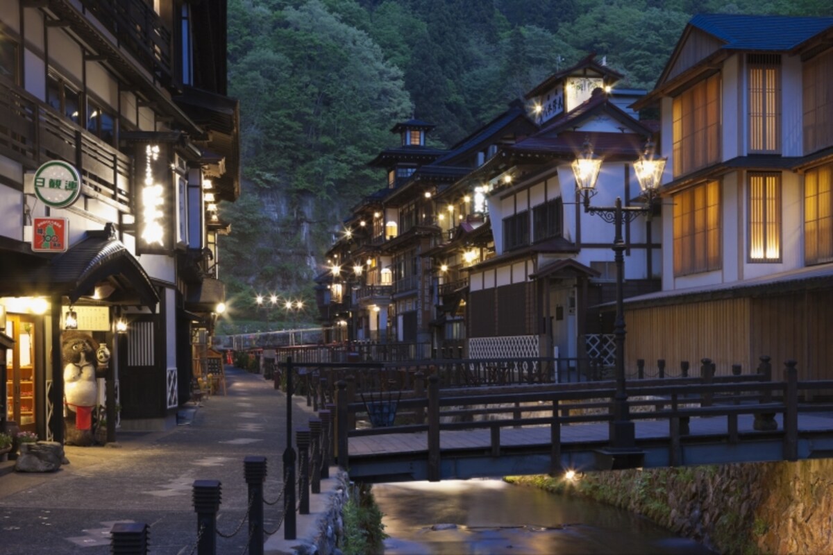 情緒のある温泉街をそぞろ歩き（画像は銀山温泉）