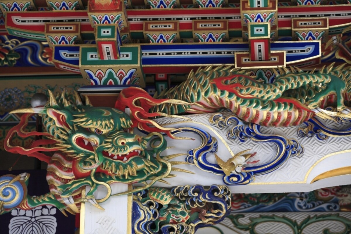 龍の彫刻や絵画が見られる神社・お寺にお参りすると、金運に勢いがつきます