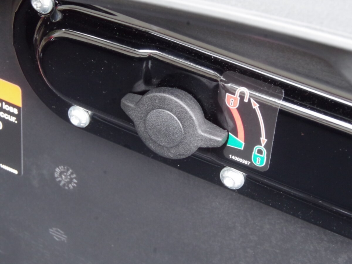 FLSBスポーツグライドのパニアケースは工具を使わないでも簡単に脱着できるのが魅力