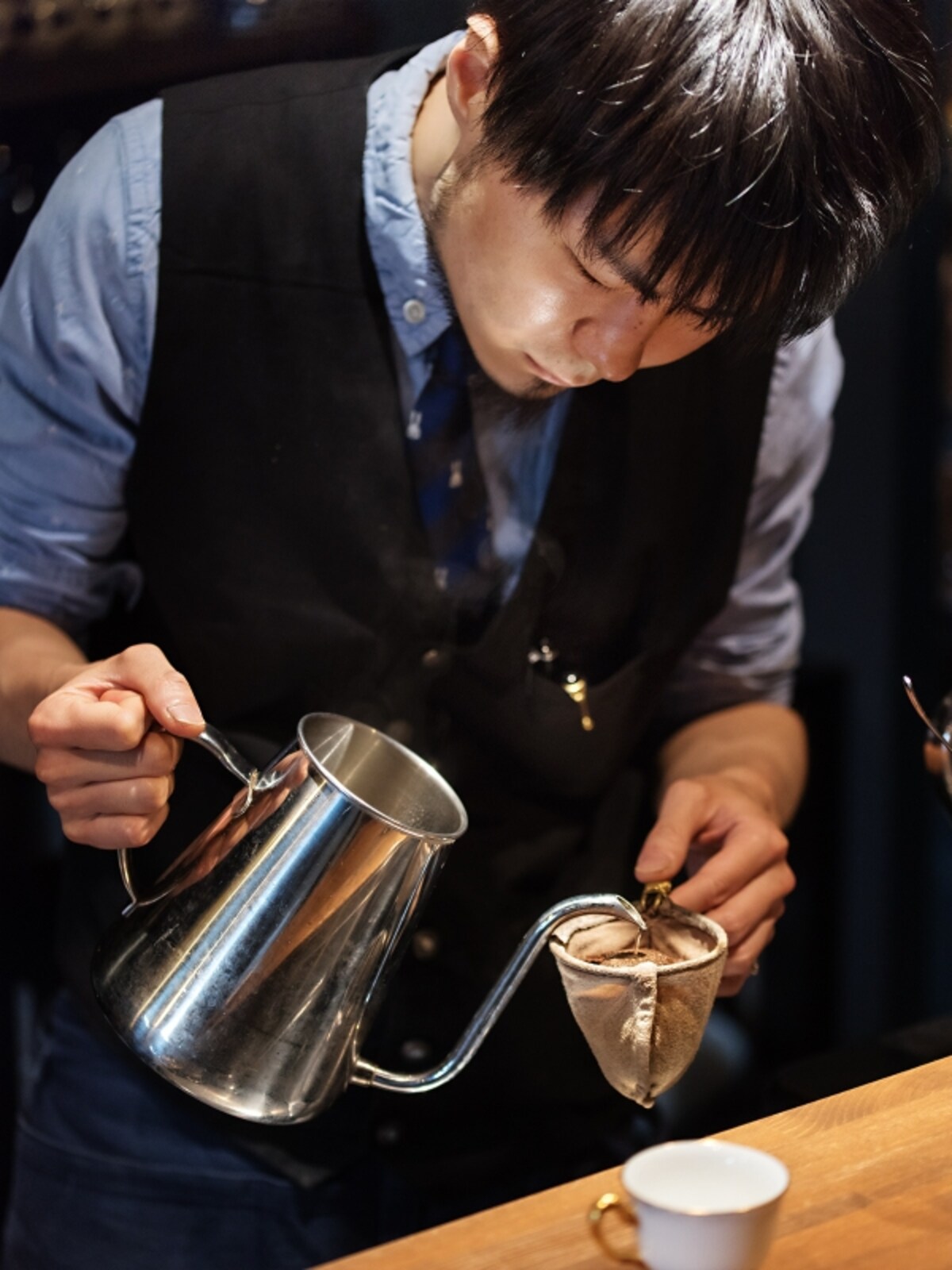 コーヒーをドリップする大山さん