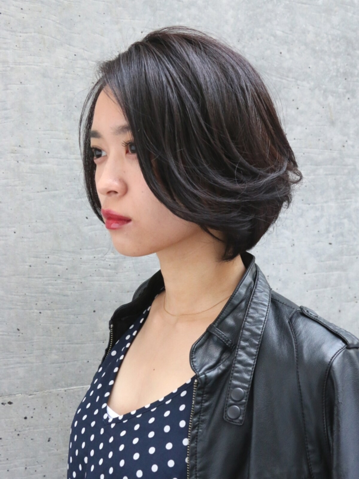 黒髪でも重く見えない動きのあるボブ