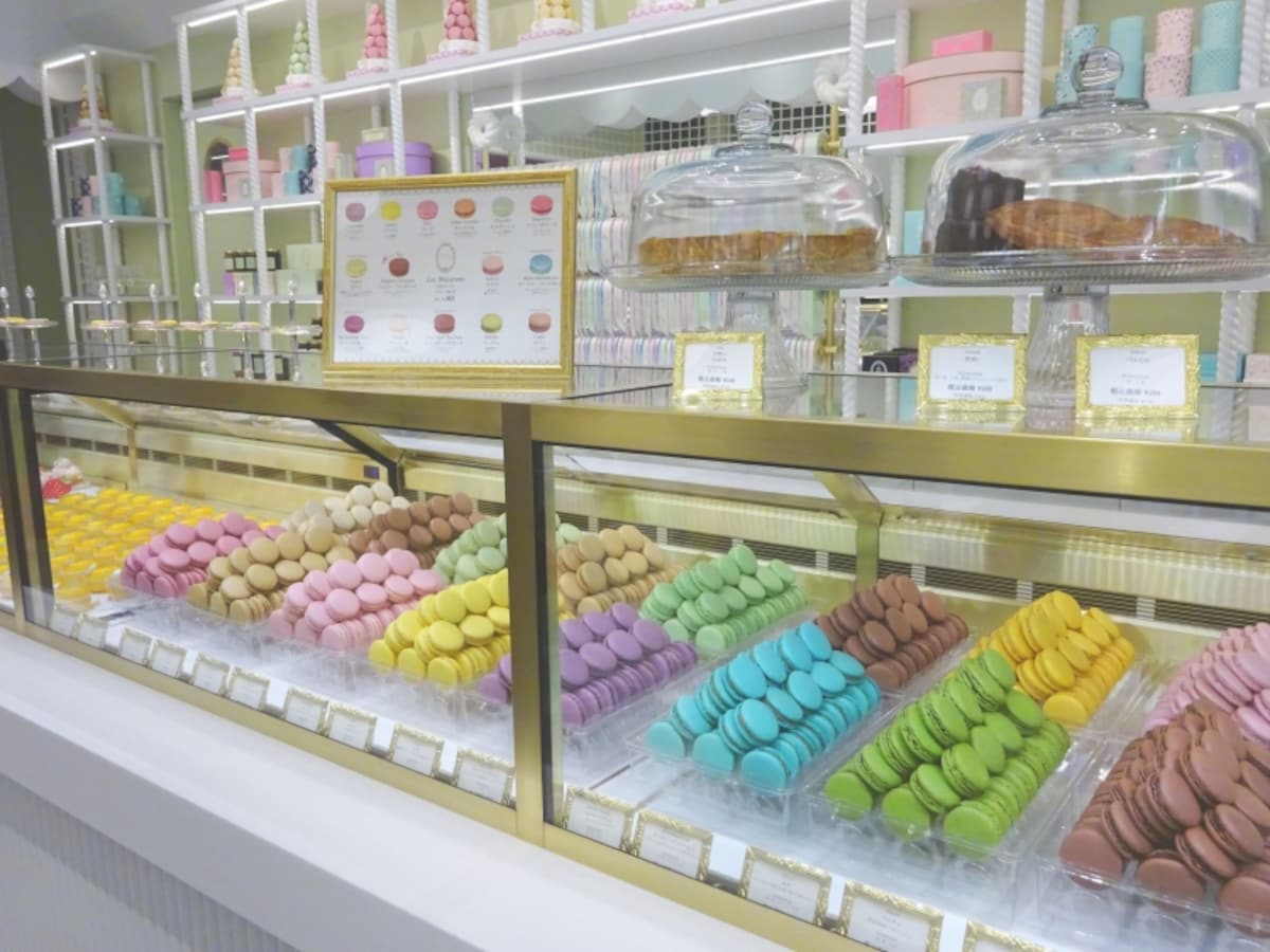 「ラデュレ 青山店」のショーケース 