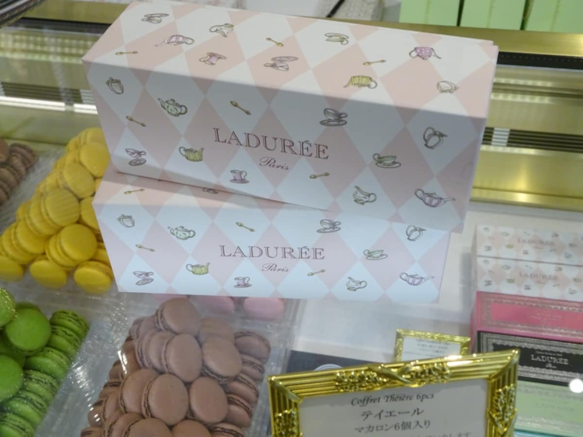 「ラデュレ 青山店」限定マカロンボックス「テイエール」（マカロン6個入税込2,516円）