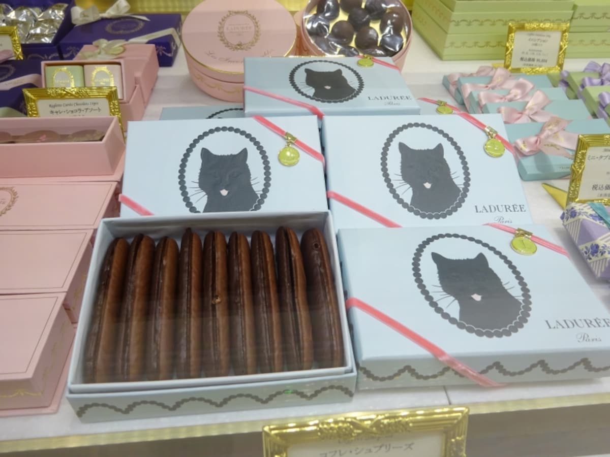 「ラデュレ 青山店」のショーケースに並ぶショコラのギフトアイテム