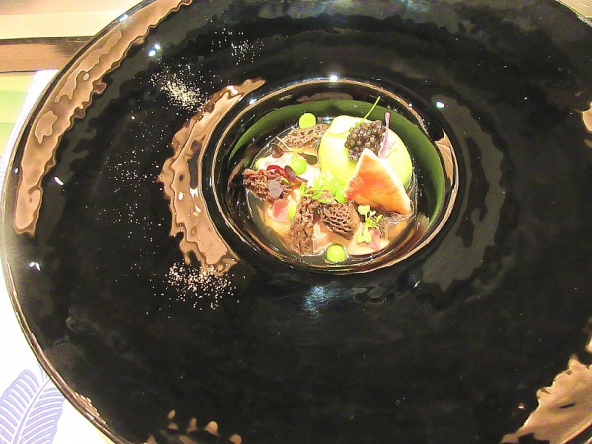 帝国ホテル 東京 嘉門 ブルーオマール海老と榛豆腐のラビオリ 青豆を纏ったポーチドエッグ モリーユ茸のブイヨン オシェトラキャヴィアと共に