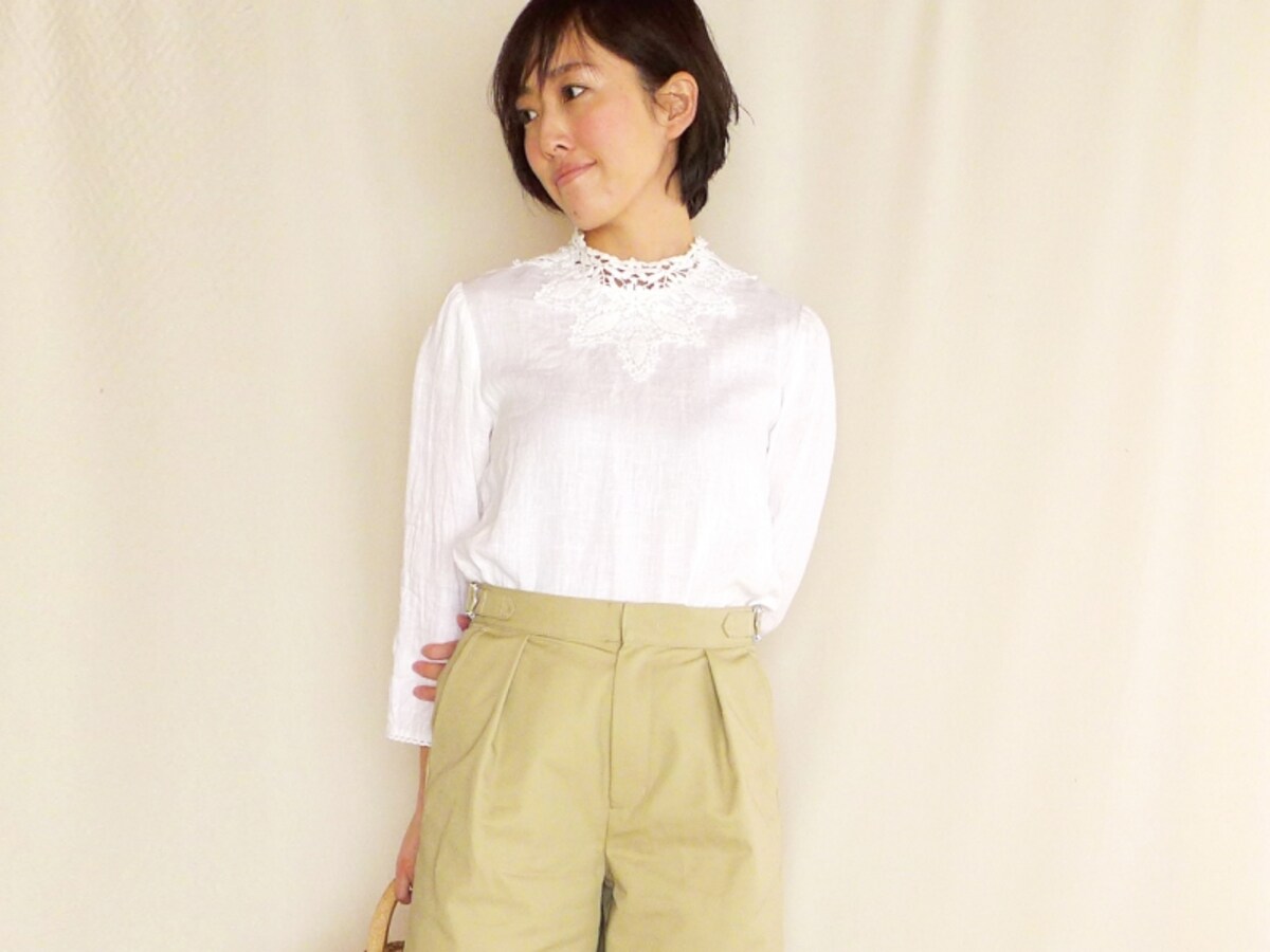 白いレース刺繍トップス