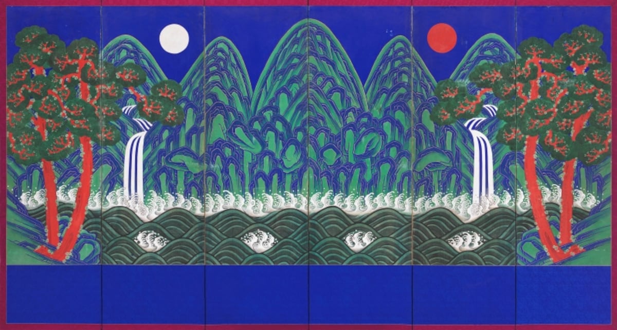 勤政殿の王座の後ろにある屏風絵「日月五峰図」