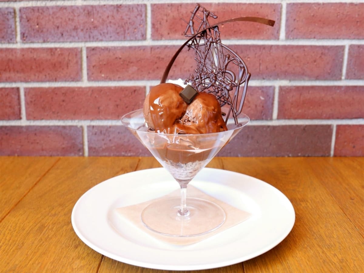 「バニラビーンズパルフェ(1800円税別)」は1日限定10食。チョコレートの原料であるカカオ豆の全てが凝縮されたパフェです。2人でシェアするのがおすすめ(画像提供:バニラビーンズ)