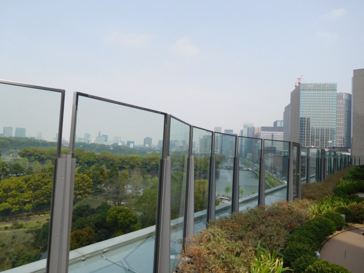 日比谷ミッドタウンのテラスから日比谷公園・皇居を望む