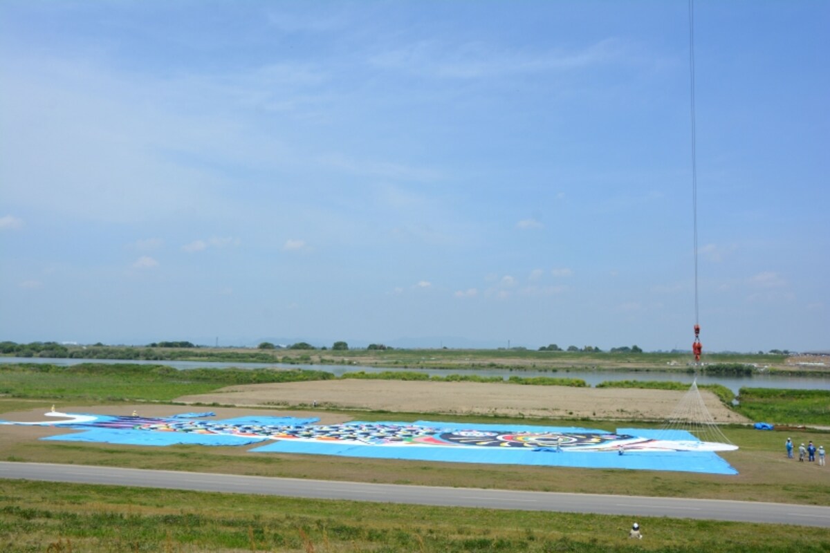 利根川河川敷緑地公園に広げられたジャンボこいのぼり