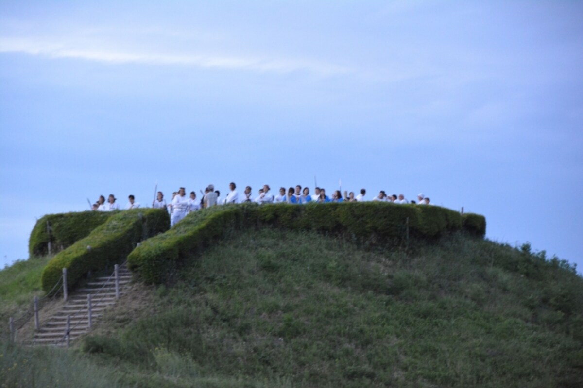 火祭り前に稲荷山古墳の頂に集まる従者