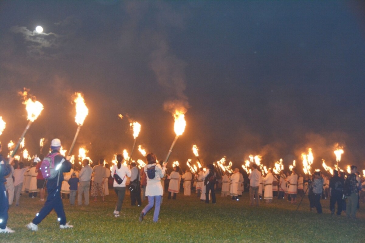 火祭り後半の「古代のロマン」での「松明行列」