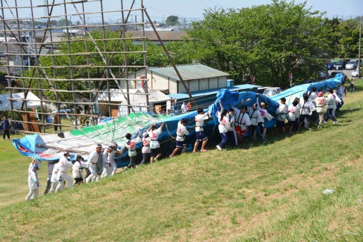 江戸川の土手に移動する大凧