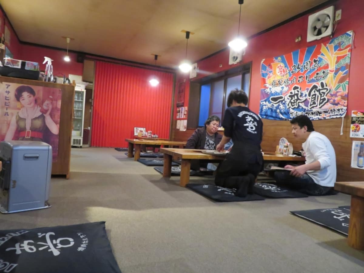 開店直後には席に余裕のある一番館の店内