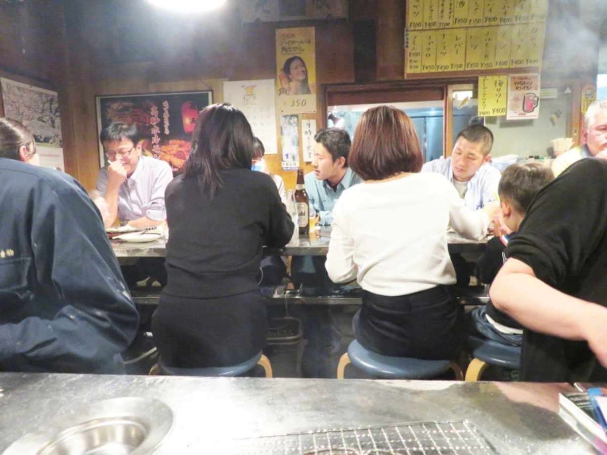 開店直後に満席となる高砂ホルモン