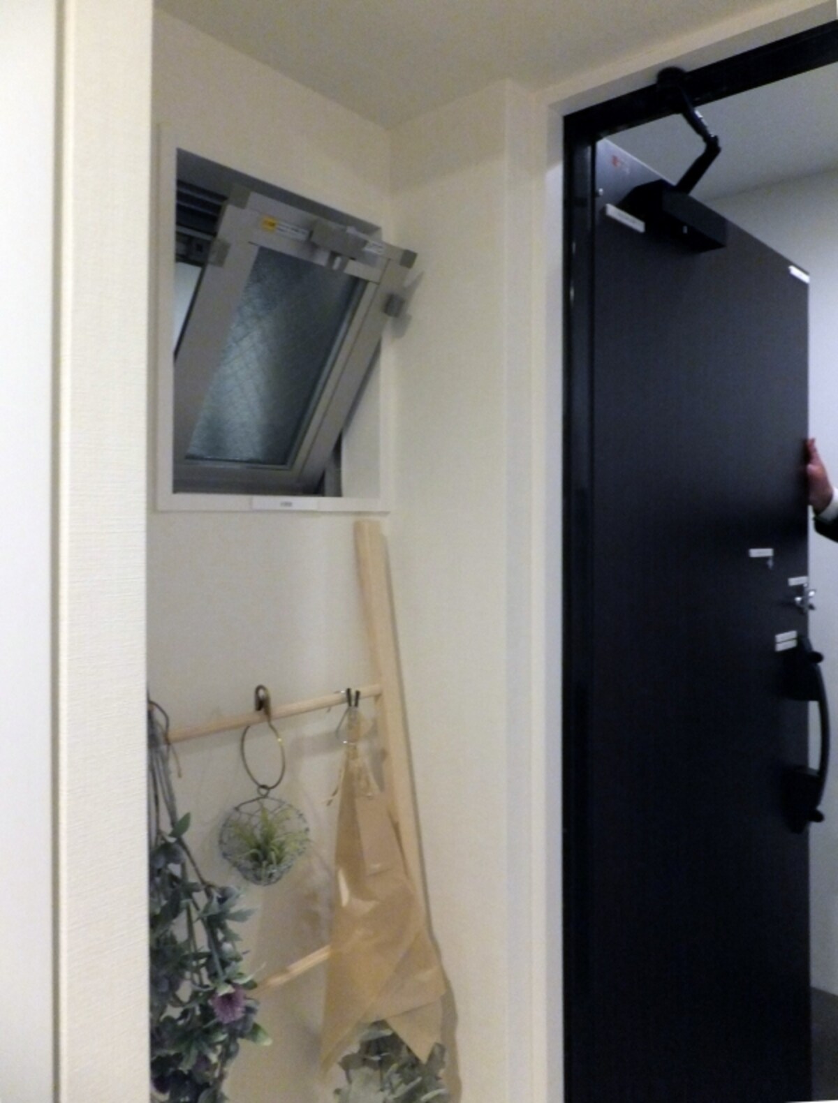 中部屋でも玄関脇に小窓を設けて通風に配慮しているマンションの例