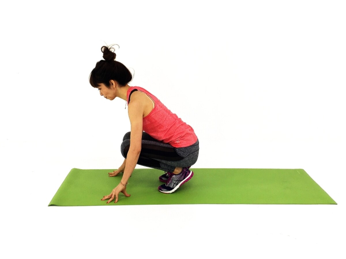疲れ解消ストレッチ1　つま先で床を押し、足裏を伸ばします