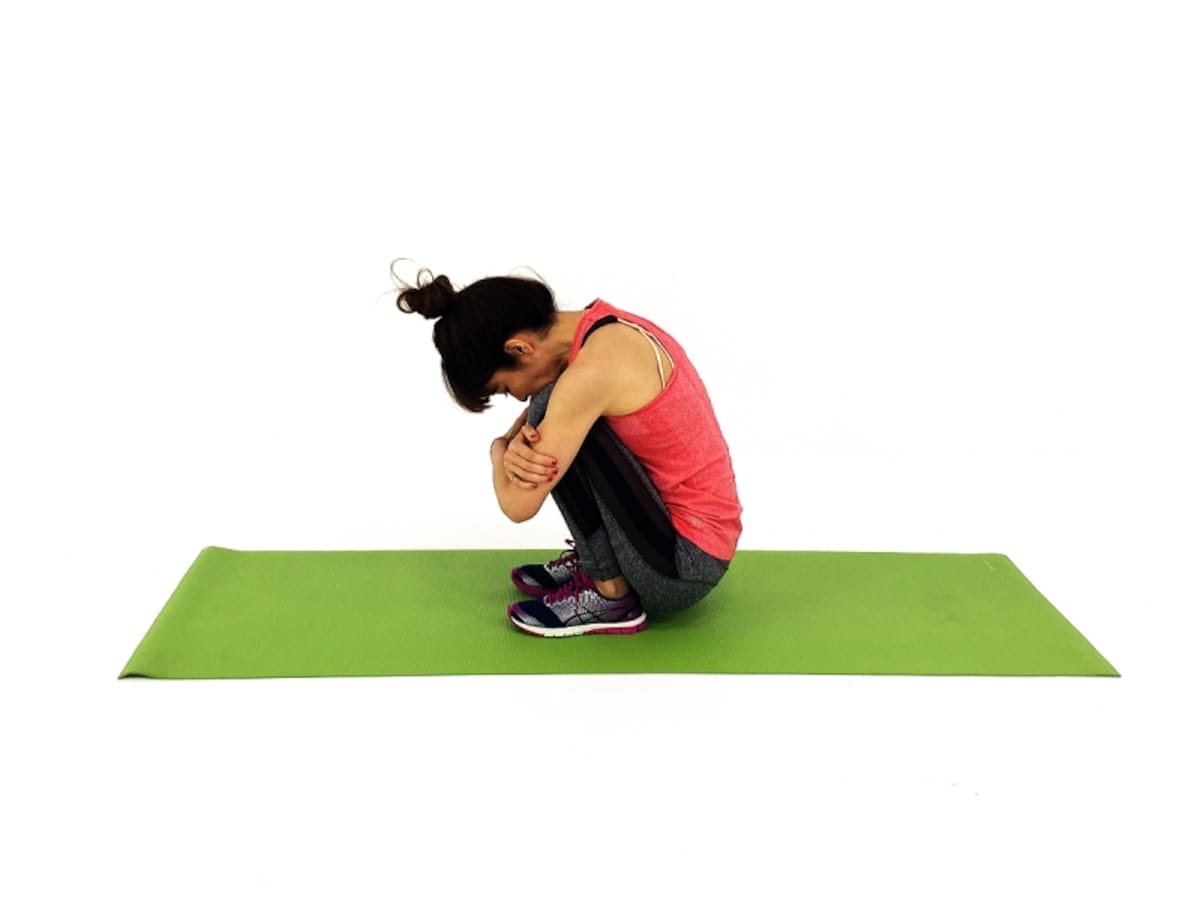 疲れ解消ストレッチ2　かかとを床につけ、足首、ふくらはぎの疲れを解消します