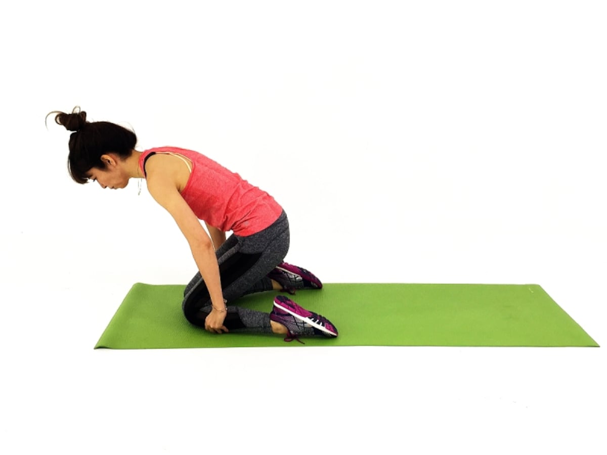 疲れ解消ストレッチ3　両膝を床につけ、つま先を開きます