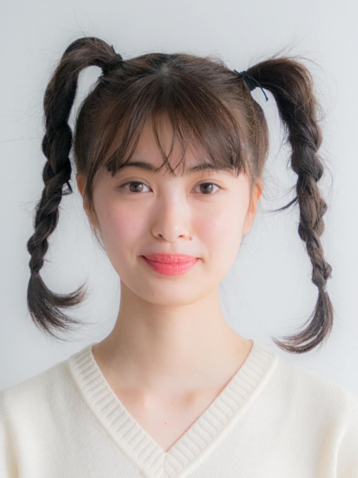 結んだ毛束を三つ編みにする