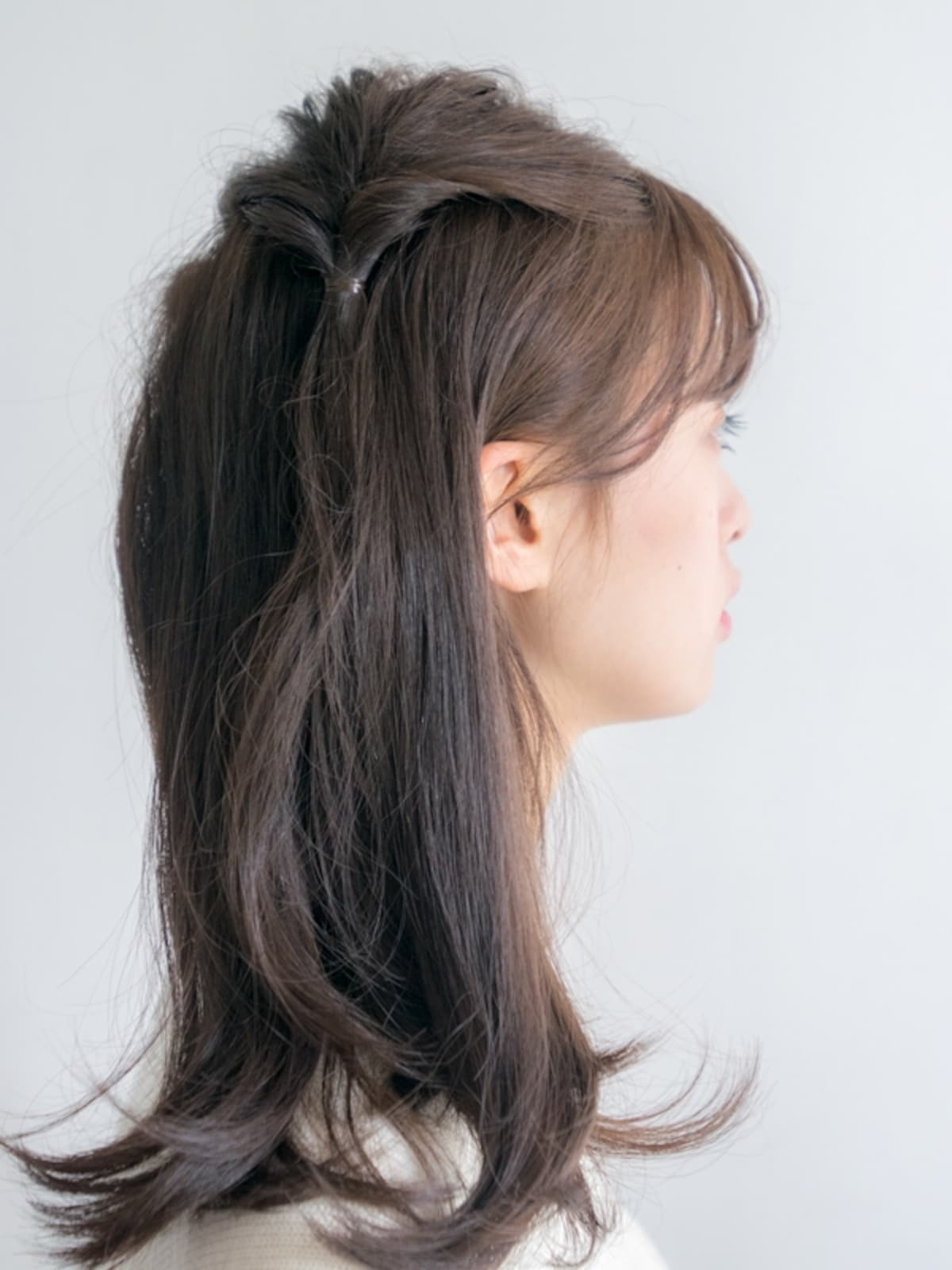 分け取った髪をくるりんぱ