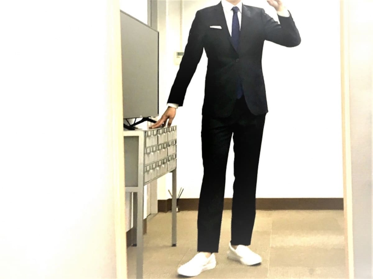 スニーカー通勤,オフィスカジュアル,白スニーカー,ジーンズコーデ