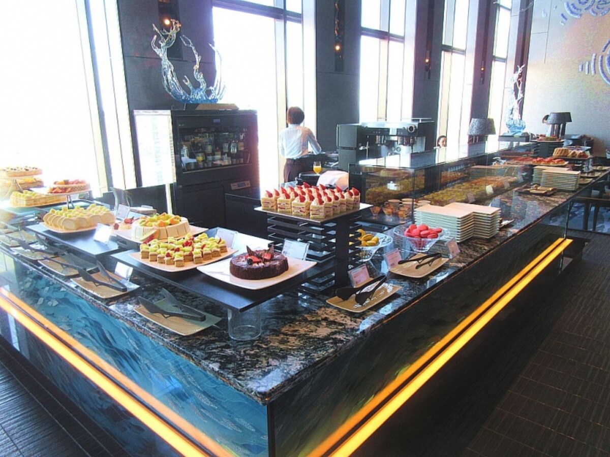 AWA LOUNGE スイーツのブッフェ台