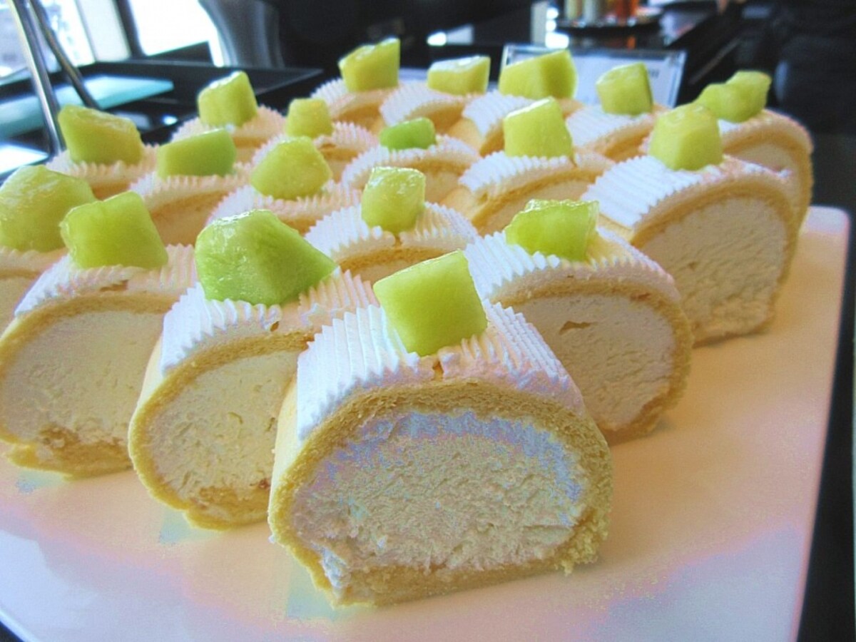 AWA LOUNGE メロンロールケーキ