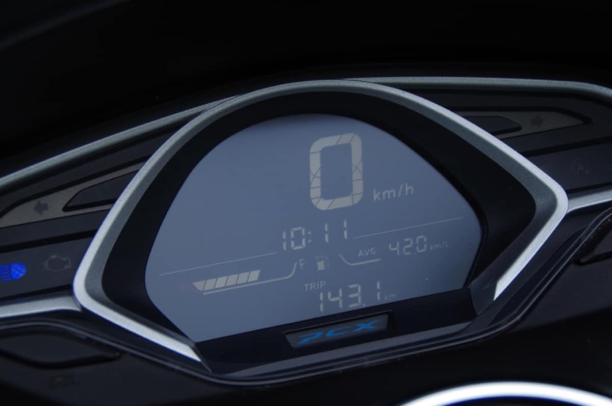 2018年式PCX(JF81)のデジタルメーター　視認性はバツグン！