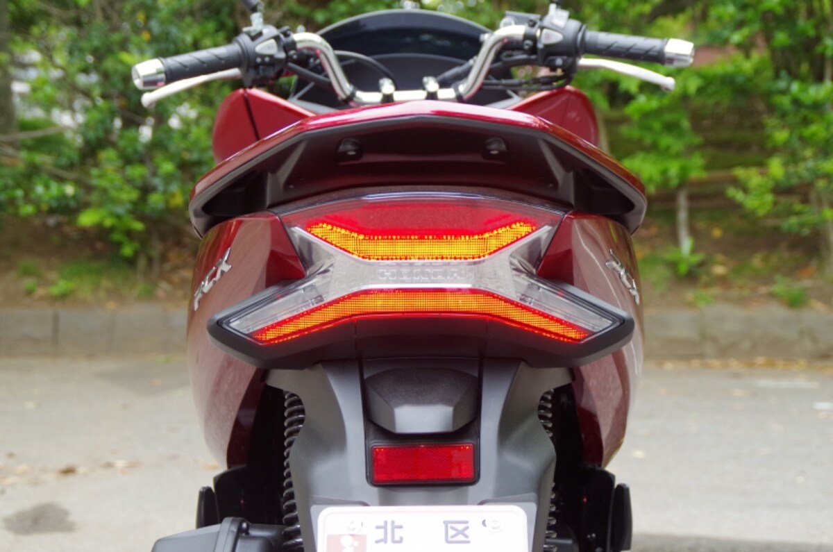2018年式PCX(JF81)はテールライトデザインも一新された