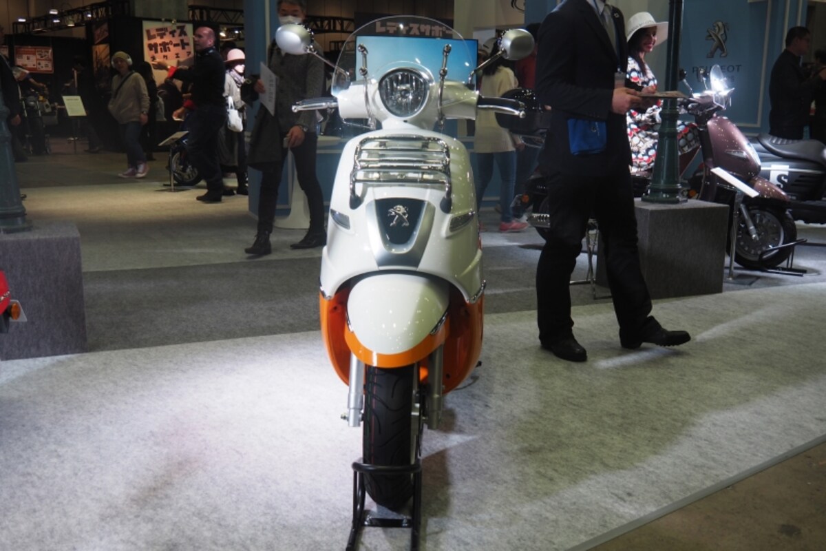 2018年の東京モーターサイクルショーADIVAブースにプジョーのスクーターが展示されていた