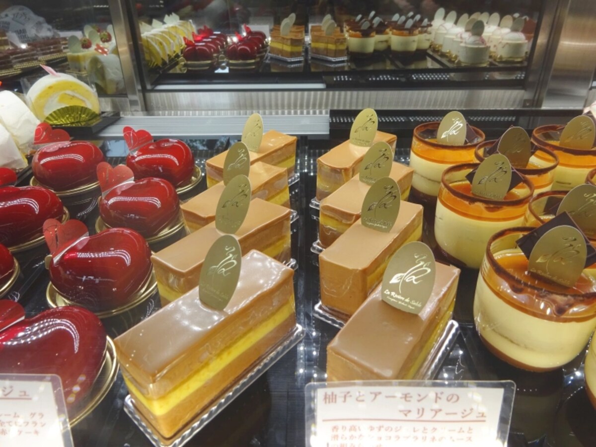 「ラ・リヴィエ・ドゥ・サーブル」のショーケースに並ぶ多彩なケーキ