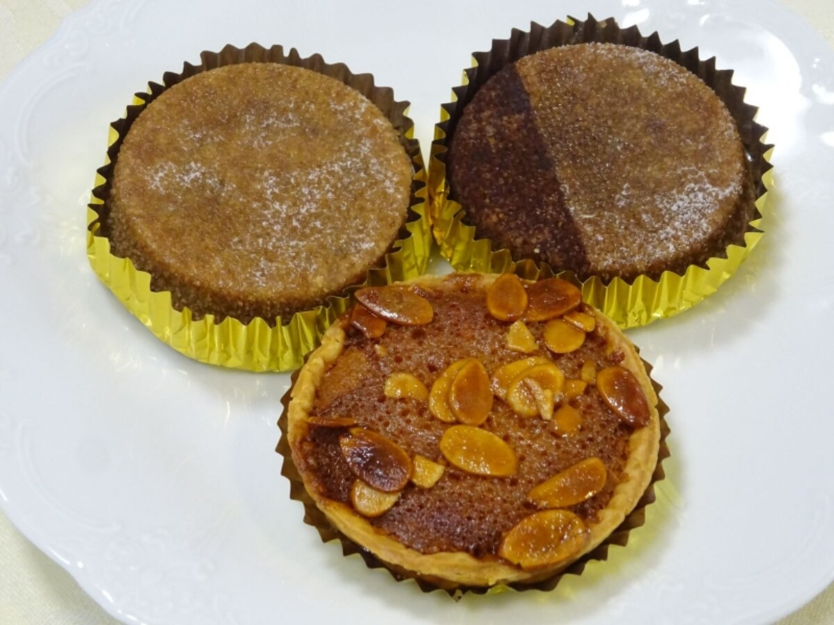 「ラ・リヴィエ・ドゥ・サーブル」の焼きっぱなし菓子「マァム キントン」（奥左）、「マァム フランボワーズ」（奥右）（各税別250円）と、「かーくんのおやつ」（税別200円）