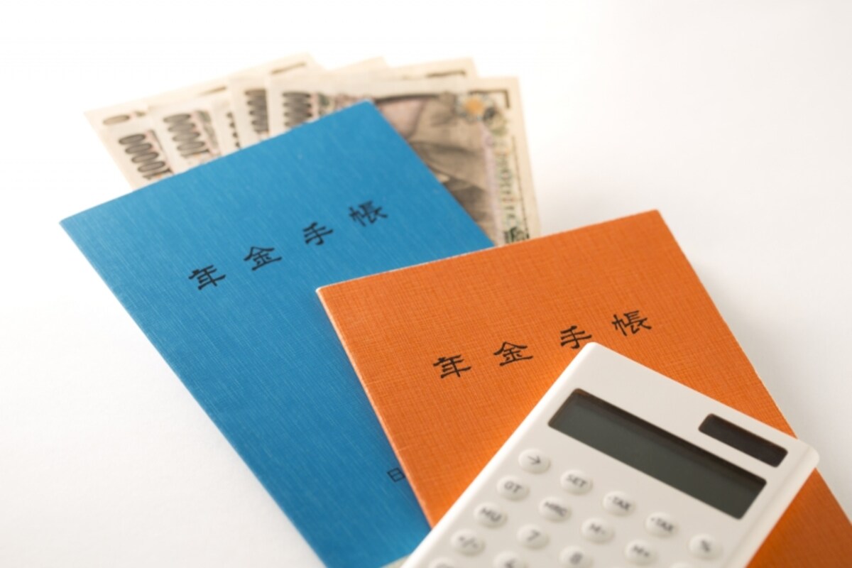 公的年金だけに頼っていると老後の生活はドンドン厳しくなる。