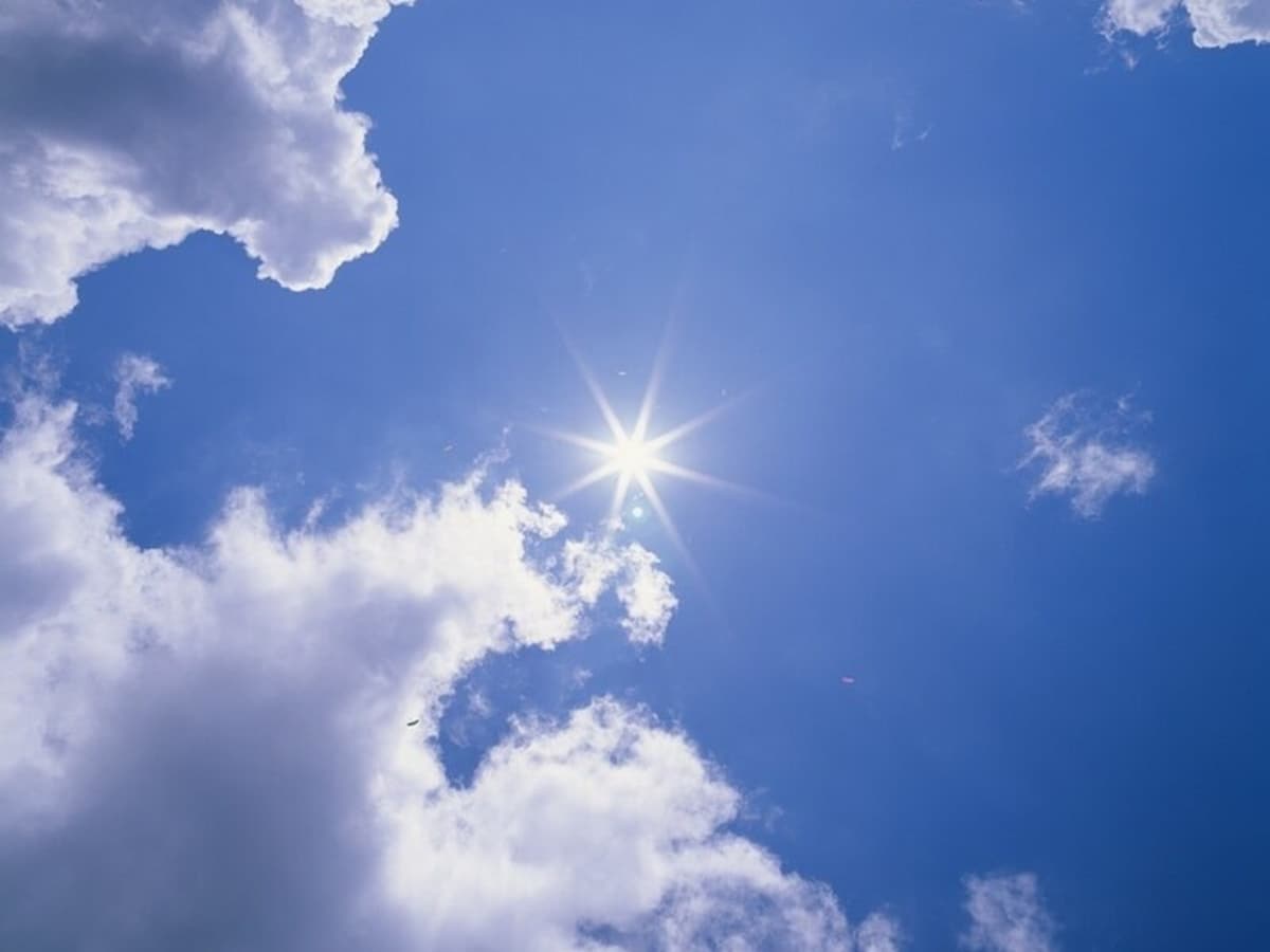 夏至とは1年で最も日が長い日で、太陽がほぼ真上を通ります。今年の夏至はいつ？ 冬至との関係は？