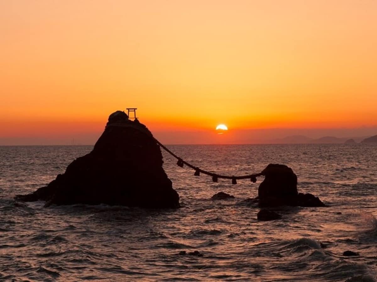 夫婦岩の間から朝日が昇る二見浦。夏至の神秘的な情景です