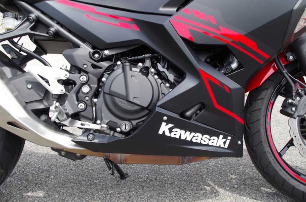 カウルが装着されているので見えないが2018年モデルのニンジャ250はエンジンが一新！馬力が大幅にアップした
