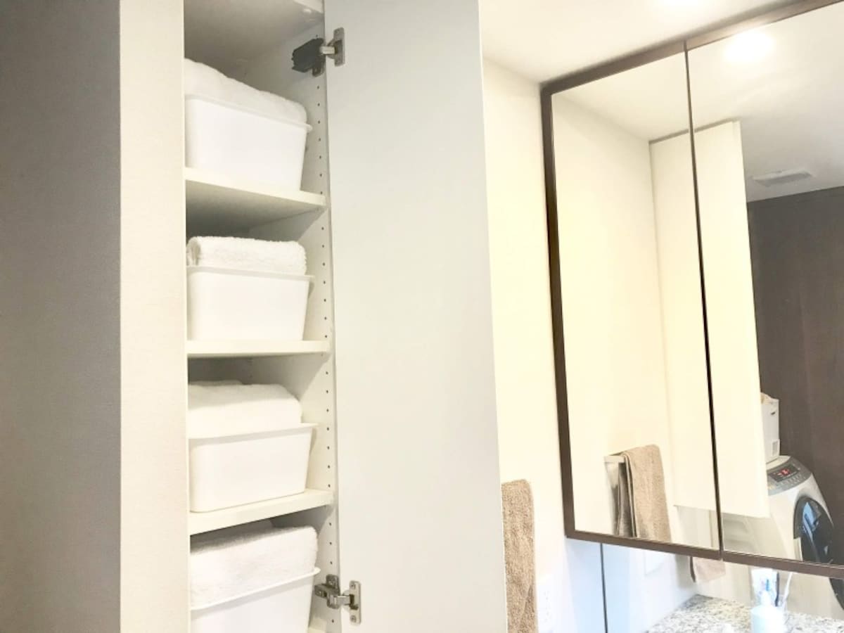100均の収納ボックス活用実例：洗面所のリネン庫内に利用して奥の物も取り出しやすく