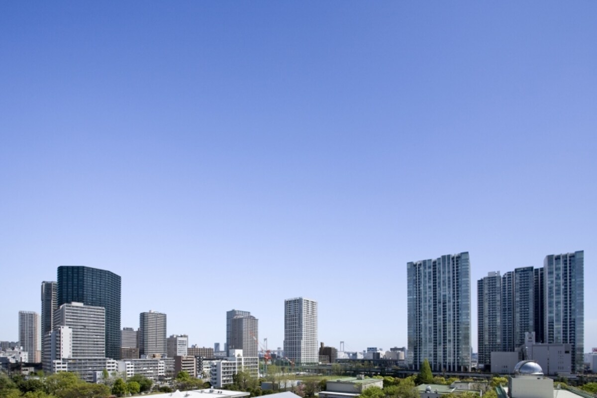 タワーマンションをはじめとする高層マンションの上階で周囲に何も遮るものがなければ、どの方位でも暗いということはない。南向きや西向きの部屋ではしっかりとした遮熱対策が必要になる