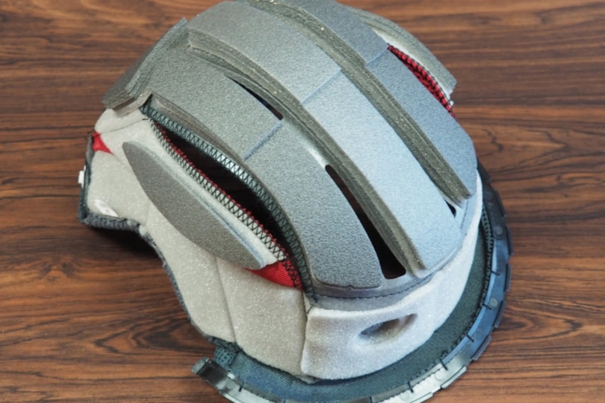 重いヘルメットほどずれた時に頭がふられないようにPFSで内装調整する事をオススメしたい！画像は私のJ　FORCE４の調整後の内装写真