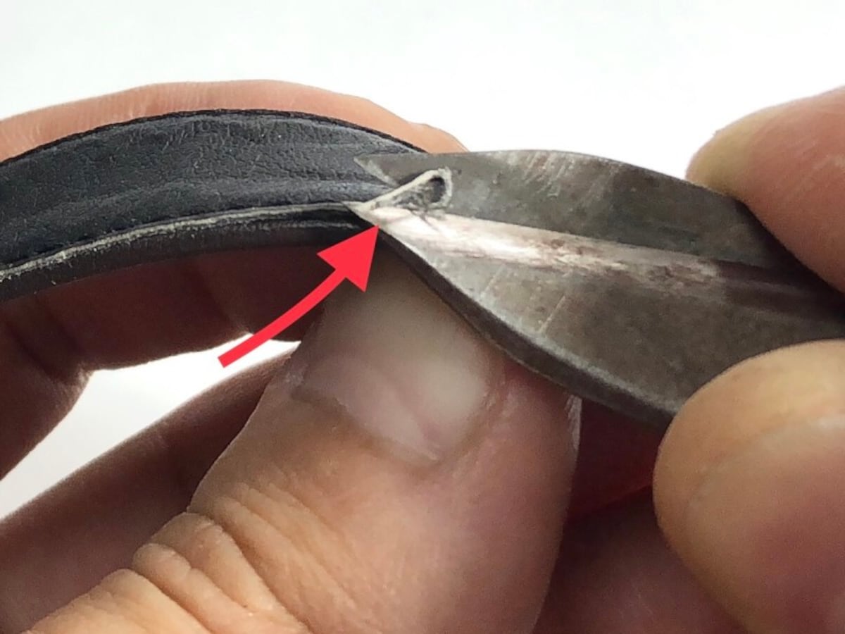 断面が足に当たる場合はハサミで角をカット