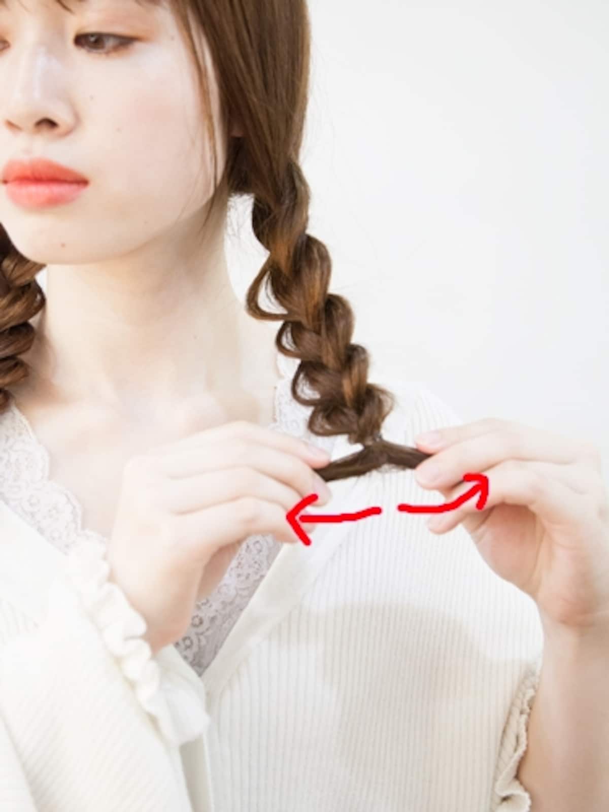 左右に引っ張って締める
